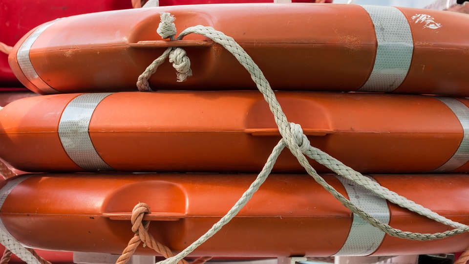 Sul Informação - Resgatados sete pescadores de barco que meteu água ao largo da Carrapateira