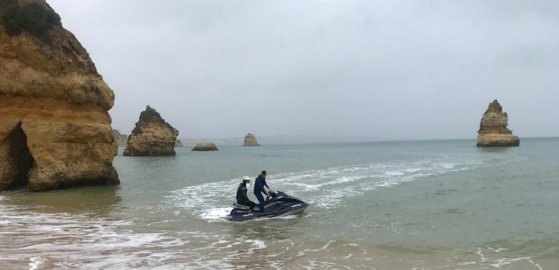 Sul Informação - Lagos: Alemães salvos pela Polícia Marítima perto da praia do Camilo