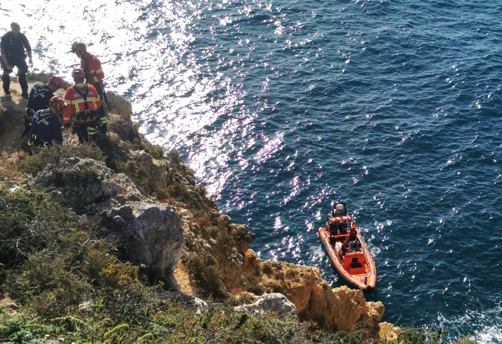 Sul Informação - Resgatado pescador lúdico que caiu de falésia na Ponta da Piedade