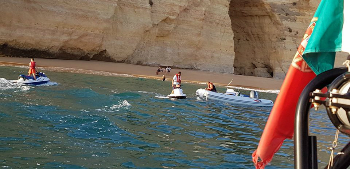 Sul Informação - ISN resgata 7 turistas franceses de praia sem acesso em Lagoa (com fotos)