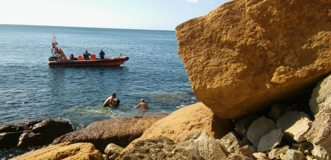 Sul Informação - Salva-vidas resgata turista holandês e os seus cães feridos após queda das arribas da Praia da Luz