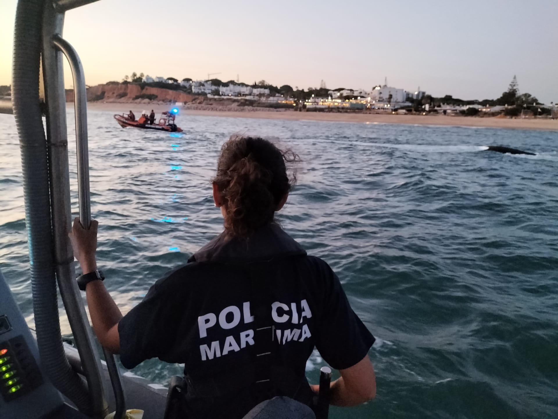 Sul Informação - Faro: Sete pessoas resgatadas de barco que se virou na Barrinha