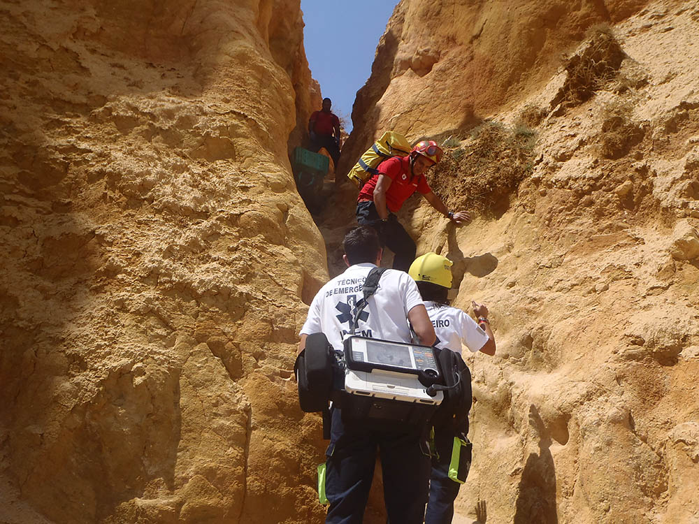 Sul Informação - Turista espanhola ferida ao descer falésia na Ponta da Piedade foi resgatada de helicóptero