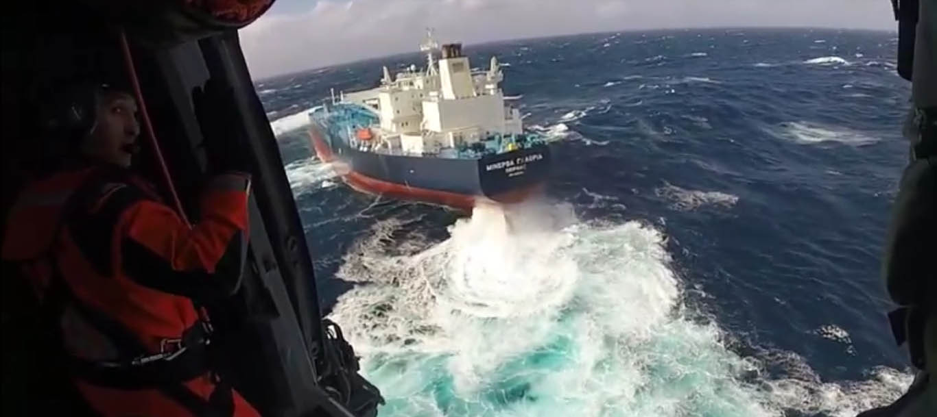 Sul Informação - Força Aérea resgata tripulante de navio sob condições meteorológicas muito adversas