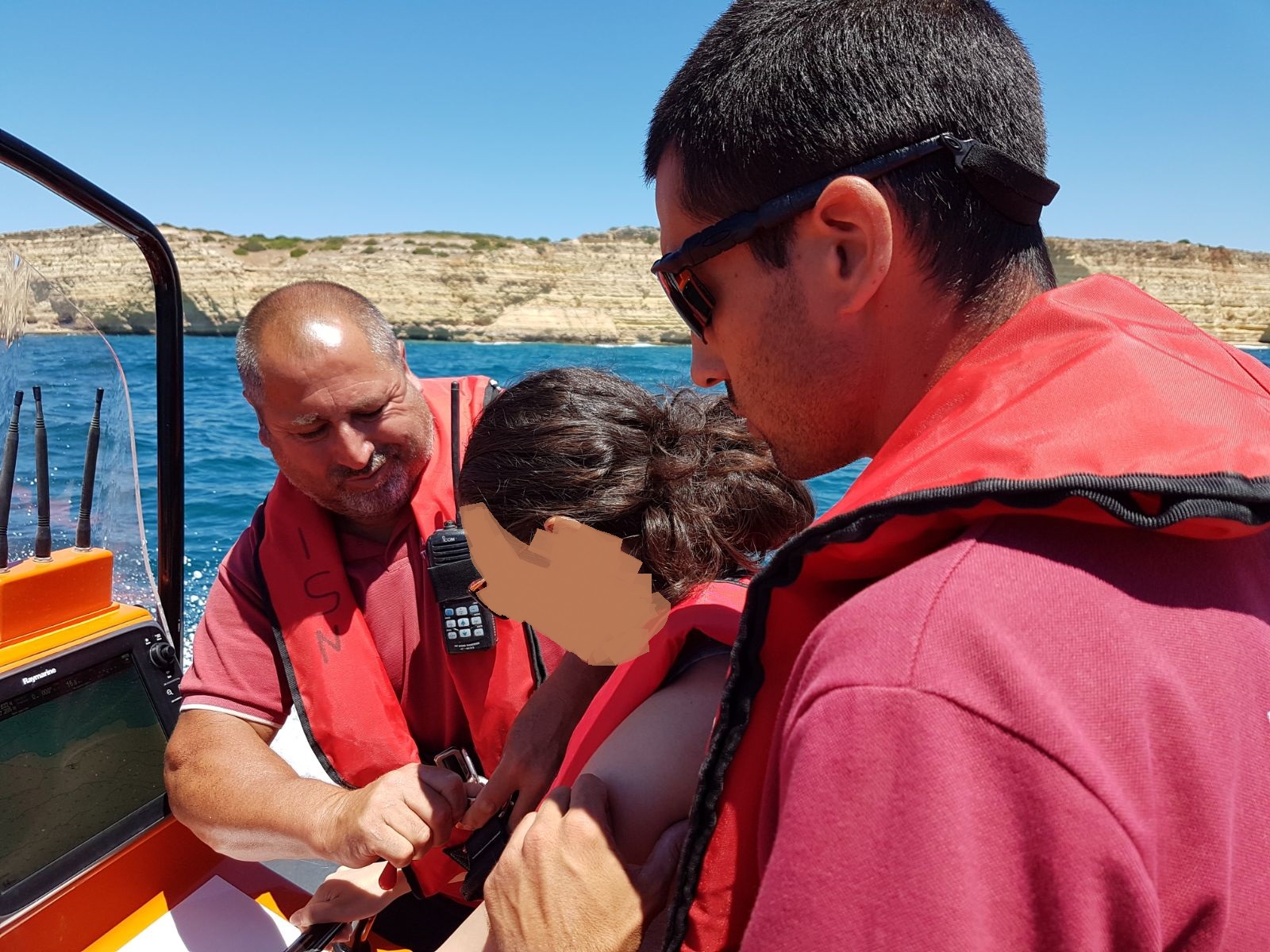 Sul Informação - Salva-vidas de Ferragudo resgata mulher que se sentiu mal em embarcação