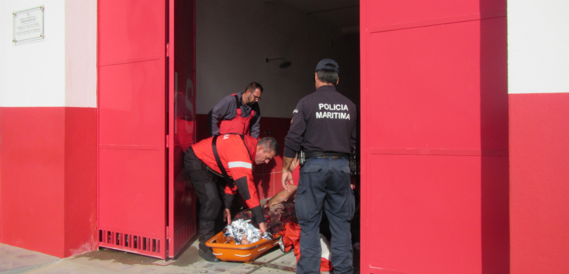 Sul Informação - Salva-vidas de Ferragudo resgata jovem que estava a afogar-se na Praia dos Caneiros