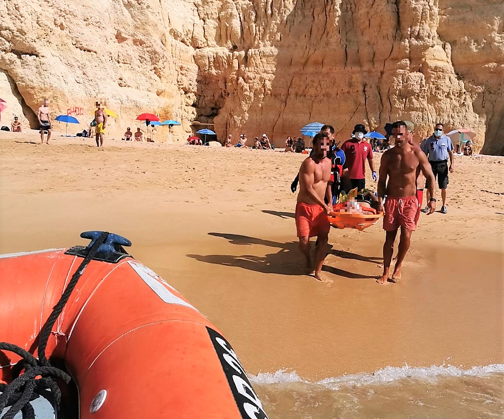 Sul Informação - Homem partiu as pernas após saltar da falésia para o mar na Praia do Carvalho