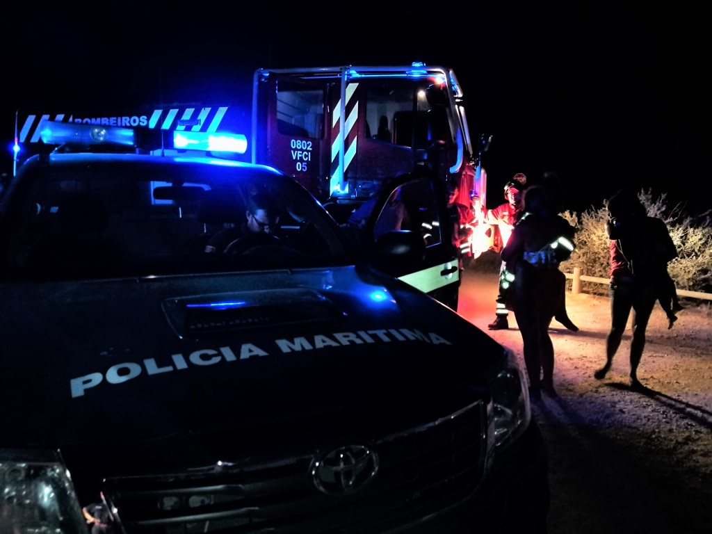 Sul Informação - Família com duas crianças foi resgatada em local de difícil acesso em praia de Lagos