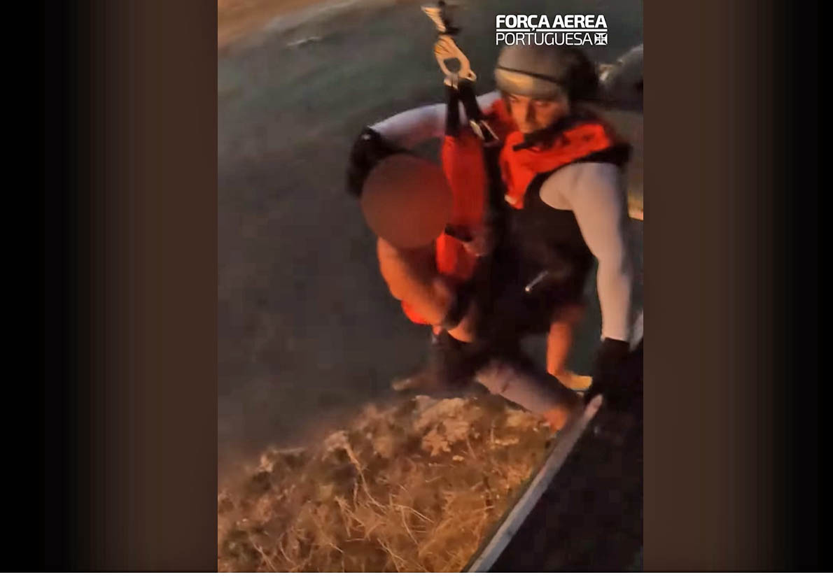 Sul Informação - Veja o vídeo do helicóptero da Força Aérea a resgatar o jovem do topo do Leixão das Gaivotas