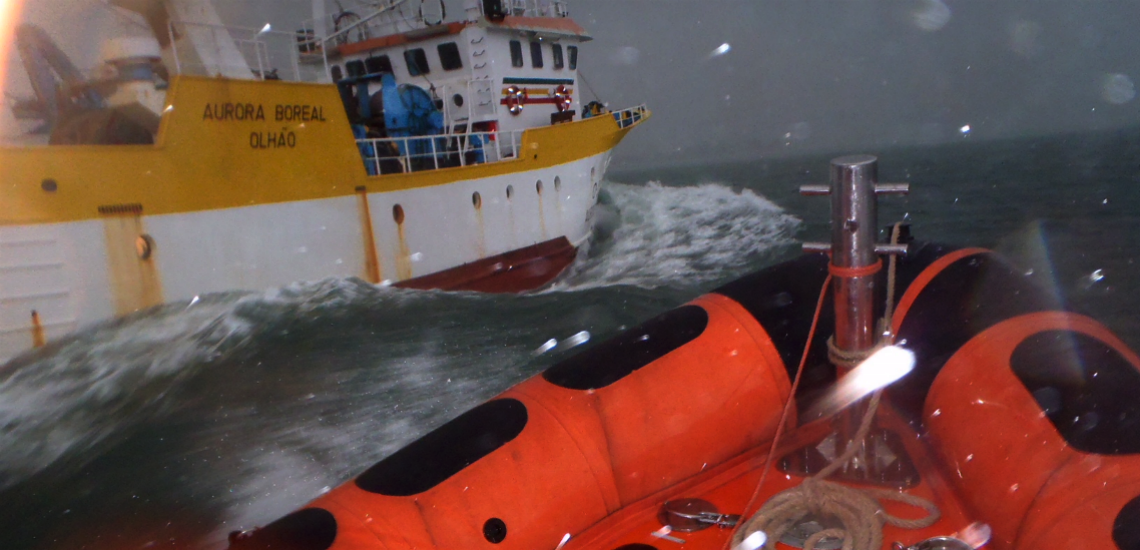 Sul Informação - Salva-vidas resgata pescador ferido junto à barra de Faro-Olhão