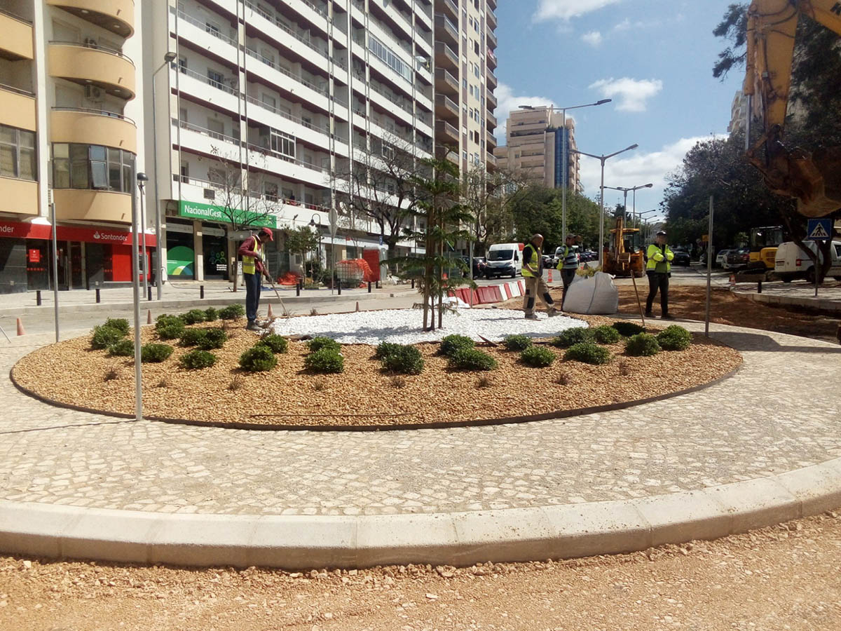 Sul Informação - Faro: Nova rotunda na Avenida 5 de Outubro já está concluída