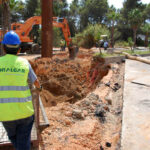 Sul Informação - Rutura em conduta de esgotos mantém estrada Vau/Alvor cortada (com fotos)