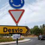 Sul Informação - Rutura em conduta de esgotos mantém estrada Vau/Alvor cortada (com fotos)