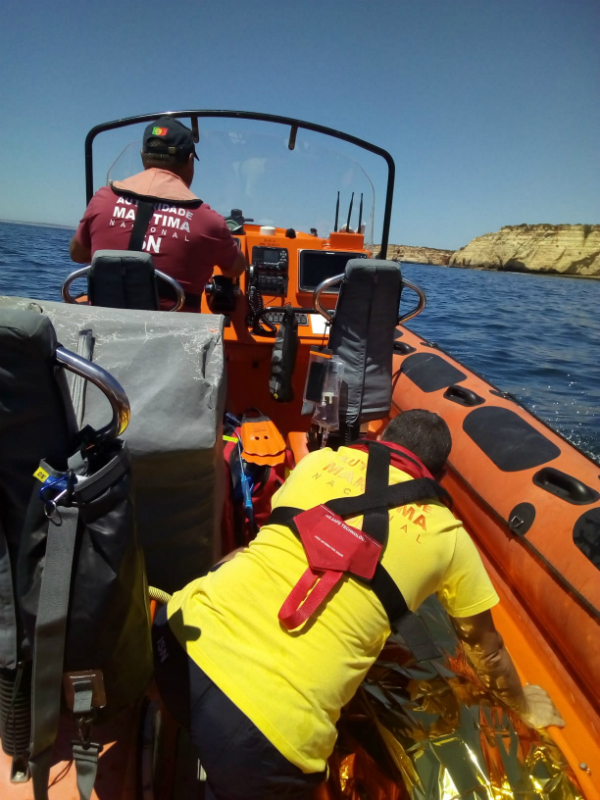 Sul Informação - Vítima de queda em zona rochosa da costa de Lagoa resgatada pelo salva-vidas de Ferragudo