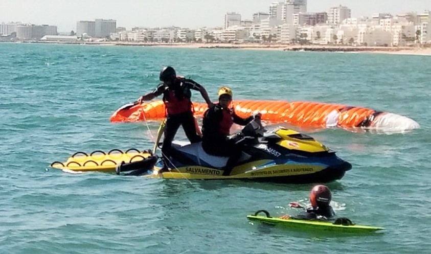 Sul Informação - Kitesurfista foi o primeiro a ser resgatado pela estação Salva-Vidas de Quarteira