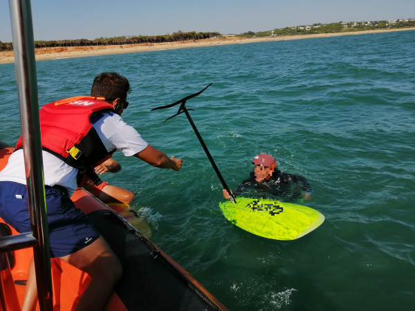 Sul Informação - Salva-vidas de Quarteira assiste kitesurfista que caiu à água