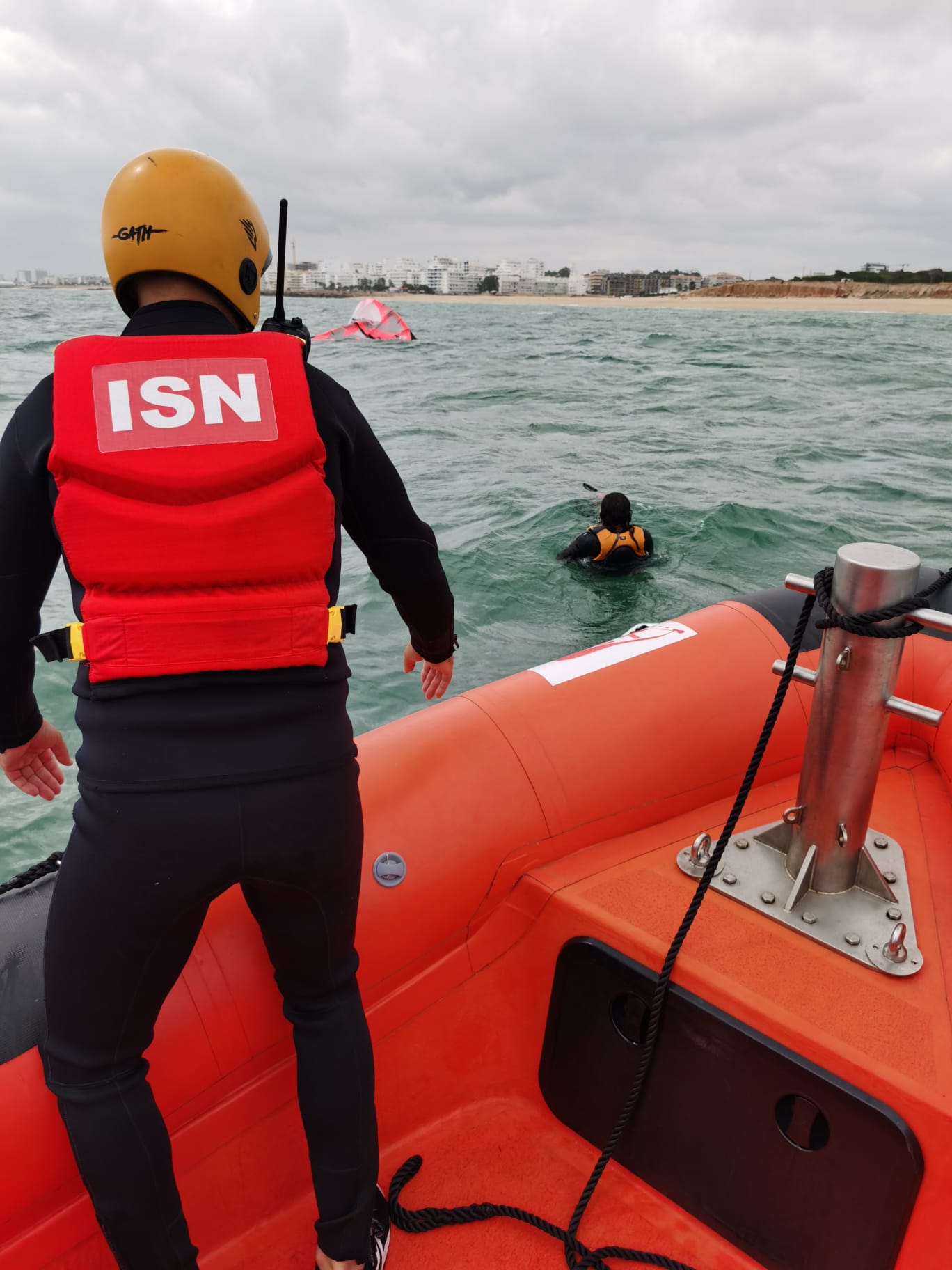 Sul Informação - Salva-vidas de Quarteira resgata dois praticantes de kitesurf na praia do Almargem