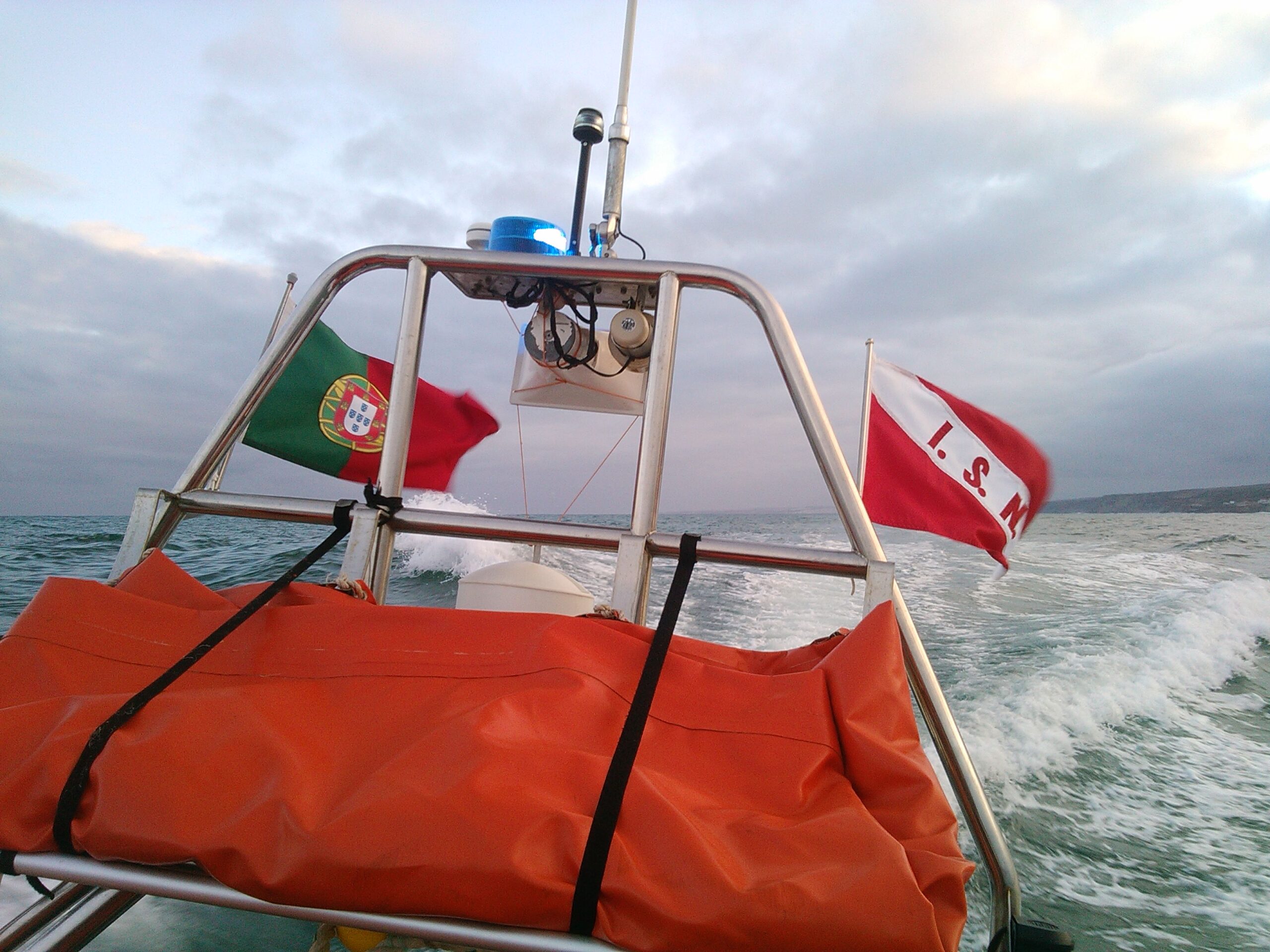 Sul Informação - Salva-vidas de Sines resgata surfista na praia das Furnas, em Vila Nova de Milfontes