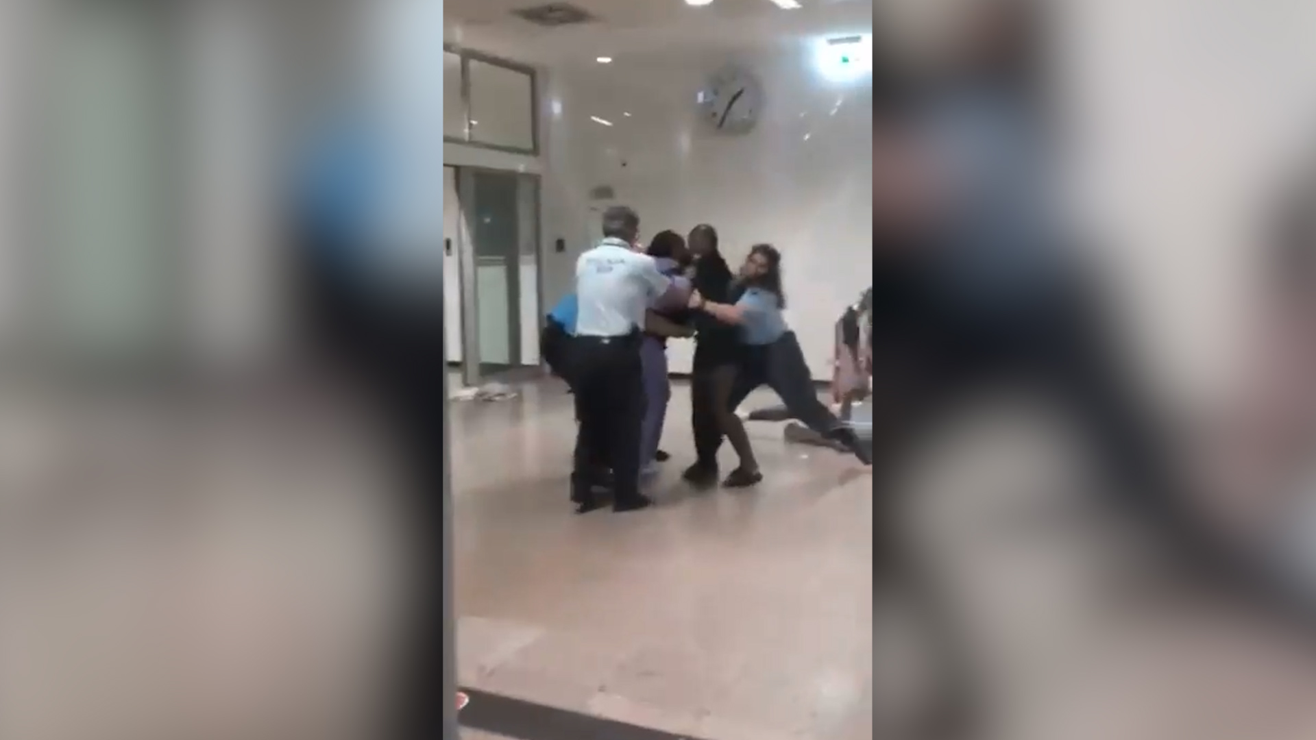 Sul Informação - Passageiras estrangeiras confrontam-se com inspetores do SEF no Aeroporto de Faro