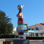 Sul Informação - «Shopping Lady» com os seus sacos e cores dá boas vindas a quem entra em Almancil
