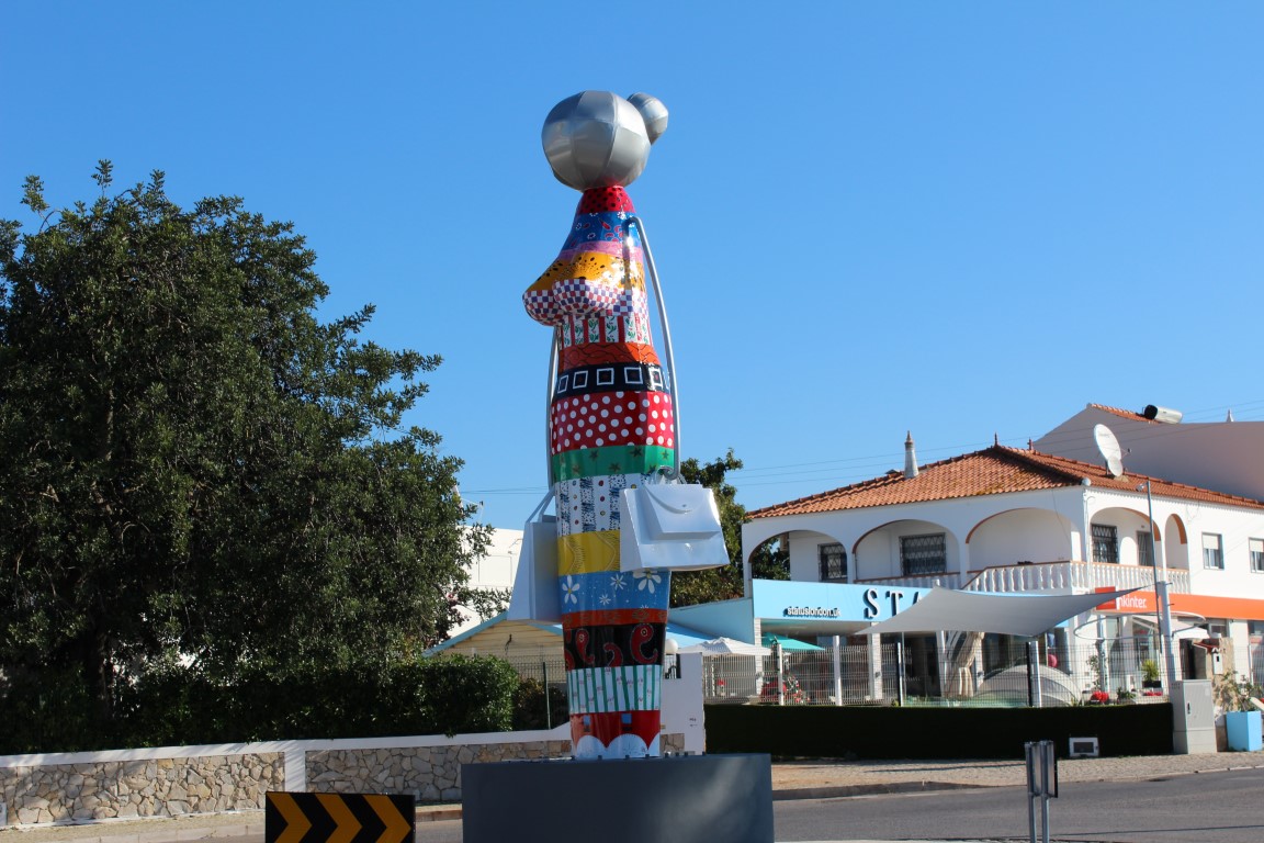 Sul Informação - «Shopping Lady» com os seus sacos e cores dá boas vindas a quem entra em Almancil