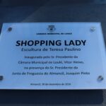 Sul Informação - «Shopping Lady» com os seus sacos e cores dá boas vindas a quem entra em Almancil