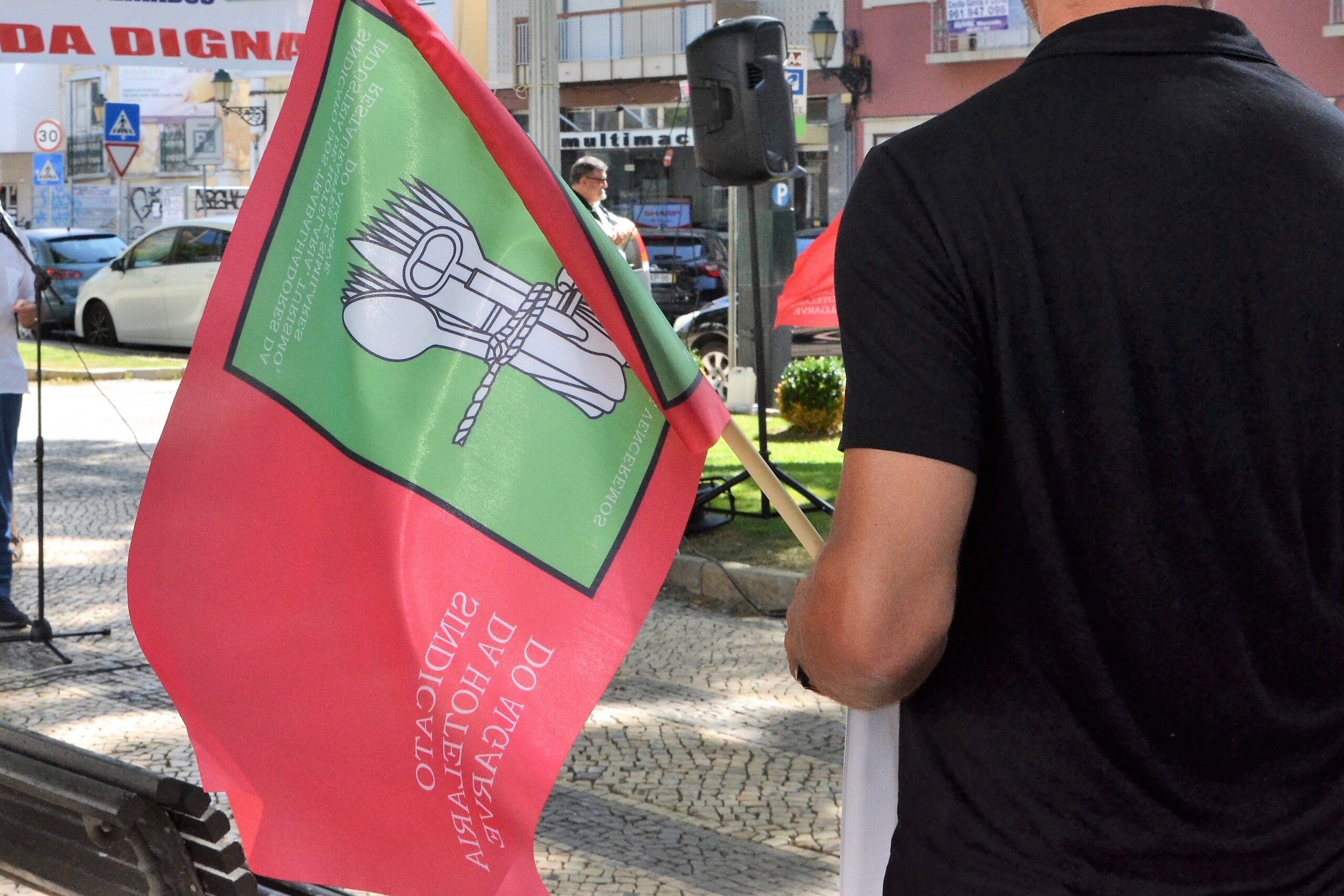 Sul Informação - Trabalhadores de resort não recebem desde Março e não «têm dinheiro para comprar comida»