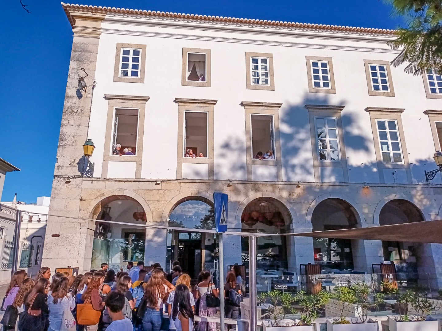 Sul Informação - Caloiros da UAlg foram “Partilhar Sorrisos” à porta da Santa Casa da Misericórdia de Faro