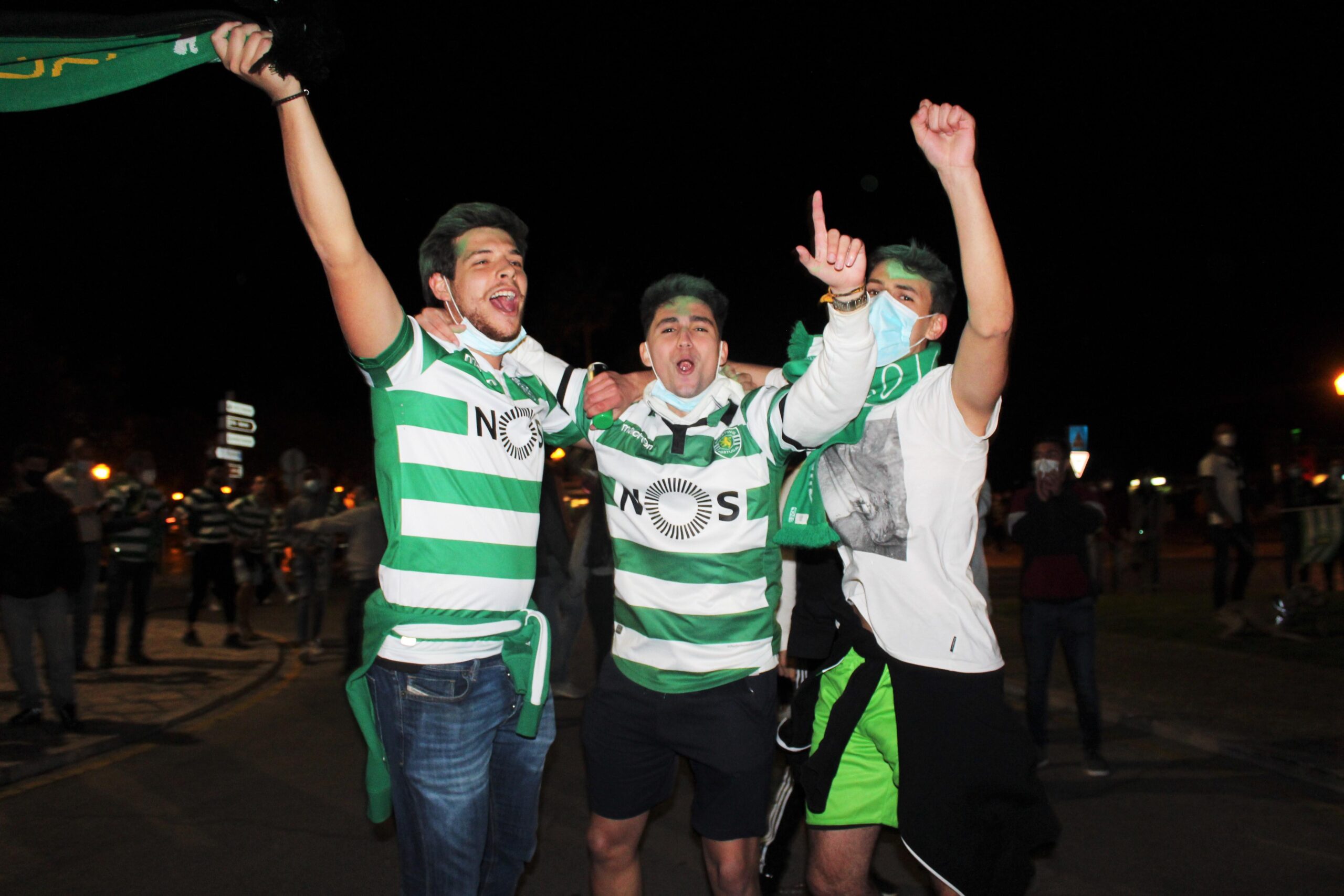 Sul Informação - «Uma sensação inacreditável»: centenas de adeptos do Sporting festejaram título em Faro