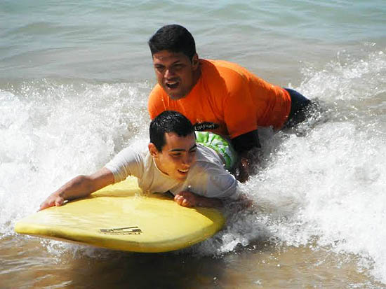 Sul Informação - Ondas da Praia da Rocha recebem 1º Encontro de Surf Adaptado
