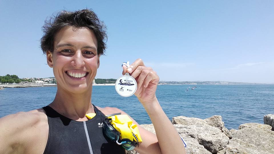 Sul Informação - Campeã de águas abertas faz travessia solidária de 13 quilómetros a nadar da Meia Praia à Rocha