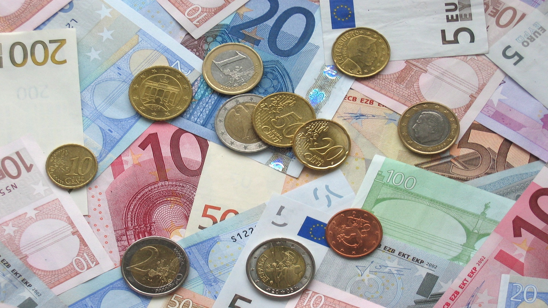 Sul Informação - Covid-19: Clientes que não queiram prolongar moratórias têm de informar banco até domingo