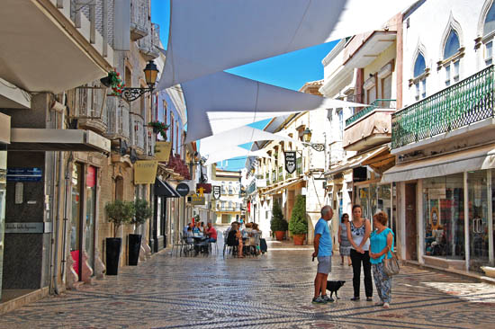 Sul Informação - Telas de sombreamento já estão instaladas na Rua de Santo António em Faro