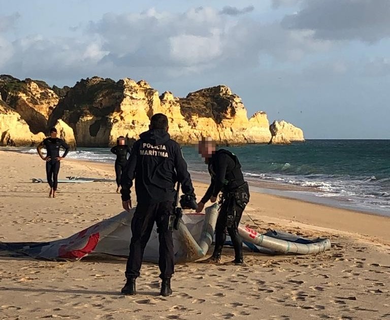Sul Informação - Kitesurfista francês em dificuldades resgatado para a praia da Torralta