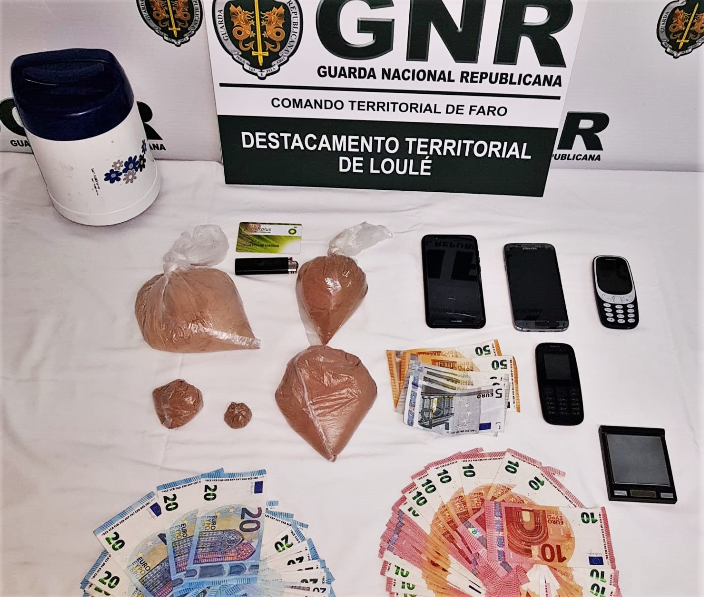 Sul Informação - Homens apanhados a traficar droga em Quarteira