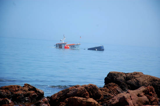 Sul Informação - Erro de navegação devido ao nevoeiro na origem de naufrágio no porto da Baleeira em Sagres (com fotos)