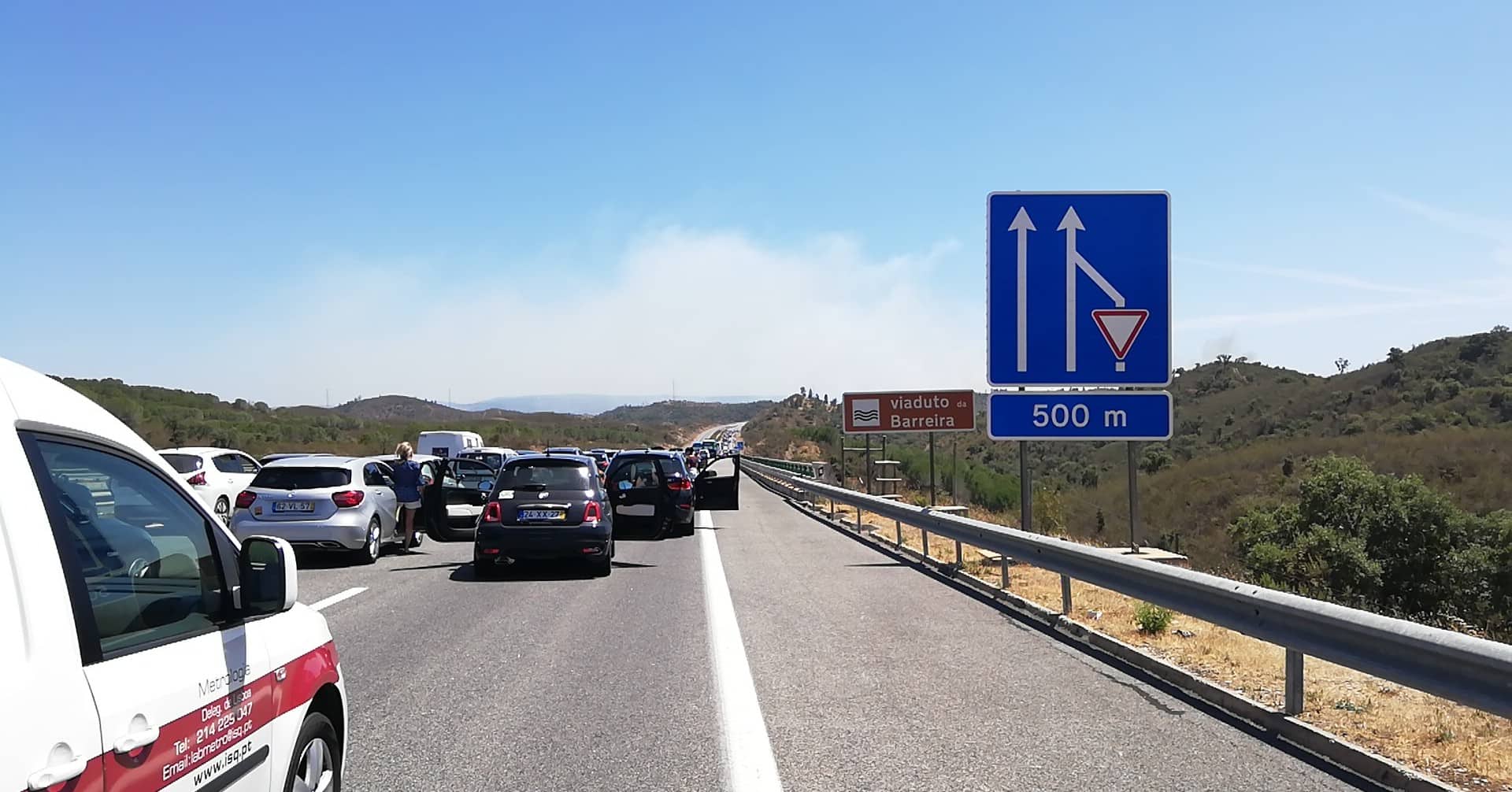 Sul Informação - Fumo do incêndio de Messines corta trânsito na A2
