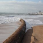 Sul Informação - Tubo de mais de 500 metros deu à costa na Praia do Trafal em Quarteira