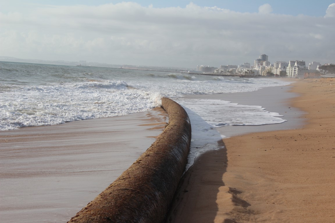 Sul Informação - Tubo de mais de 500 metros deu à costa na Praia do Trafal em Quarteira