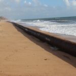 Sul Informação - Tubo de mais de 500 metros deu à costa na Praia do Trafal em Quarteira