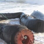 Sul Informação - Tubo de mais de 500 metros deu à costa na Praia do Trafal em Quarteira