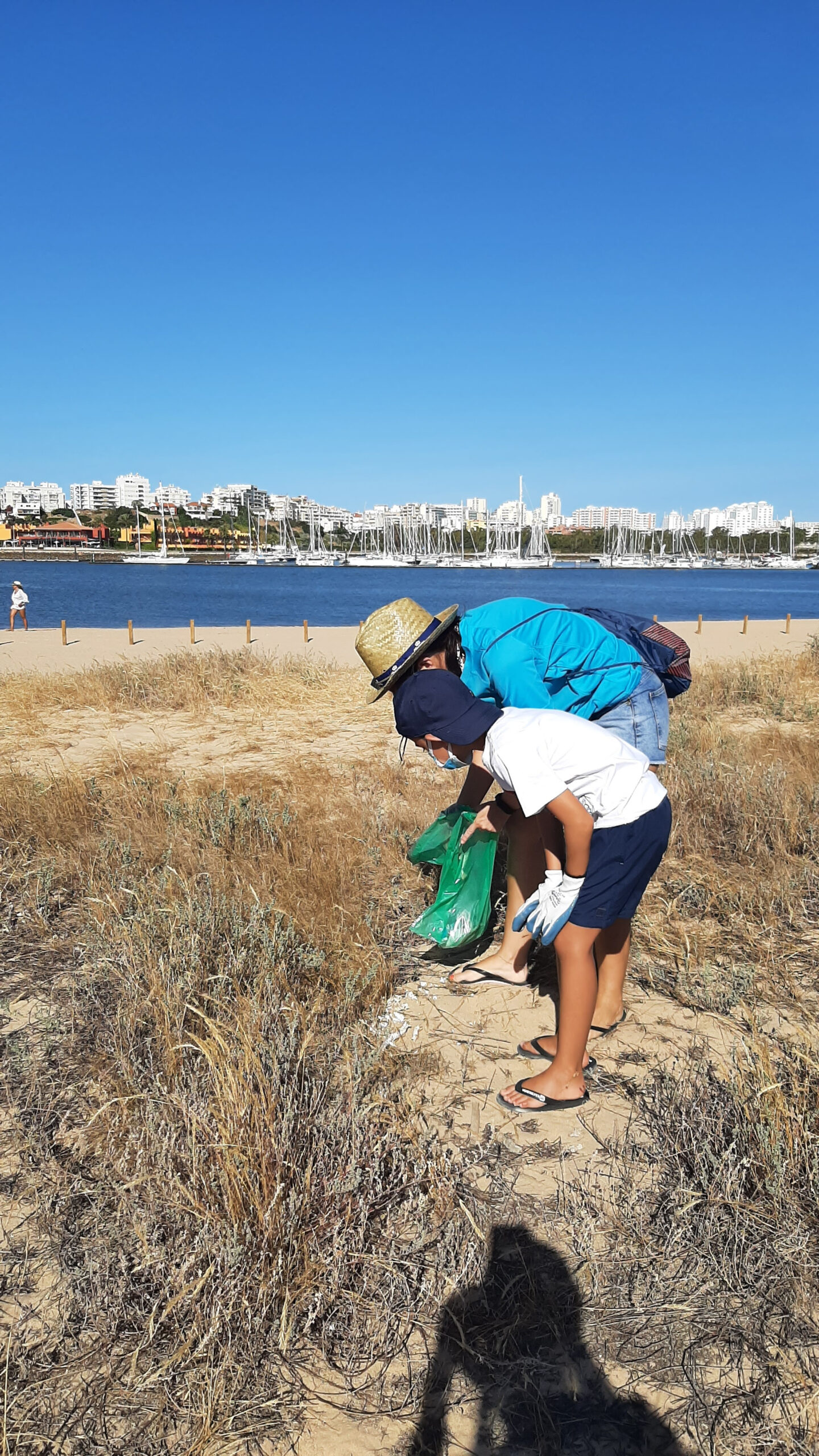 Sul Informação - Arade Azul faz limpeza costeira e recolhe 500 quilos de lixo na Praia da Angrinha