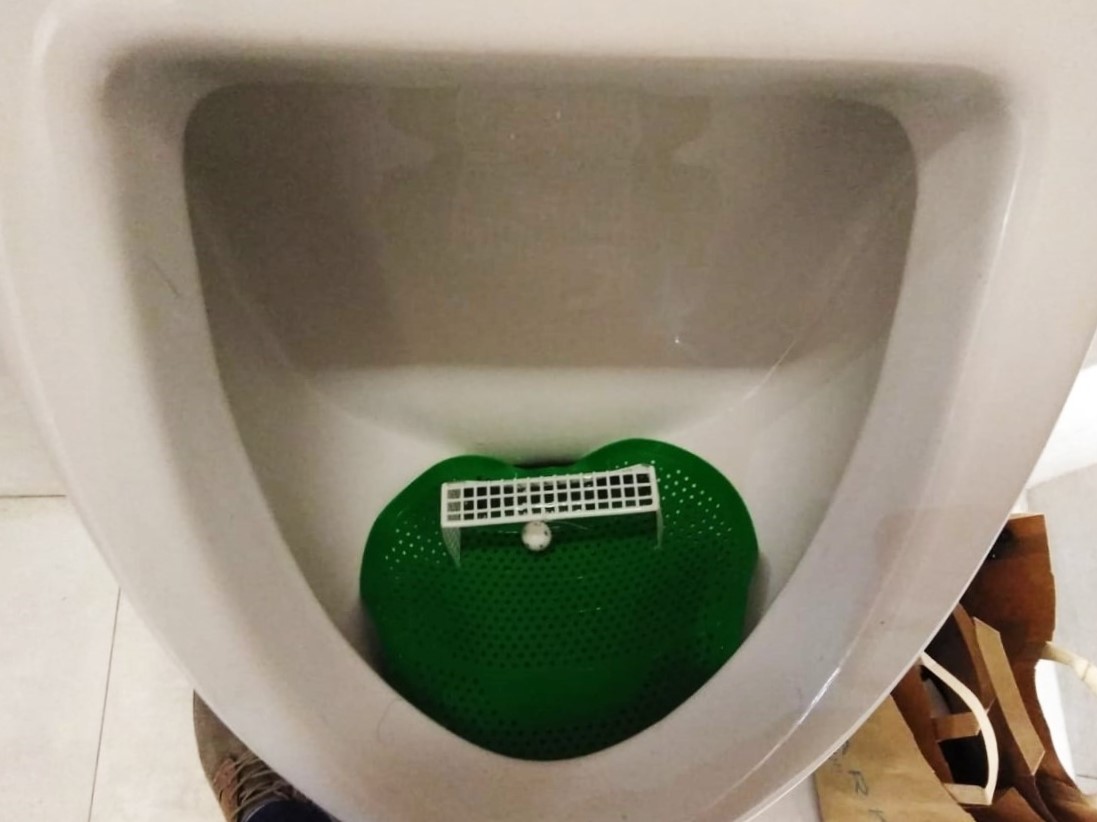 Sul Informação - Depois dos goles de cerveja, pode marcar golos no urinol do Mar Shopping