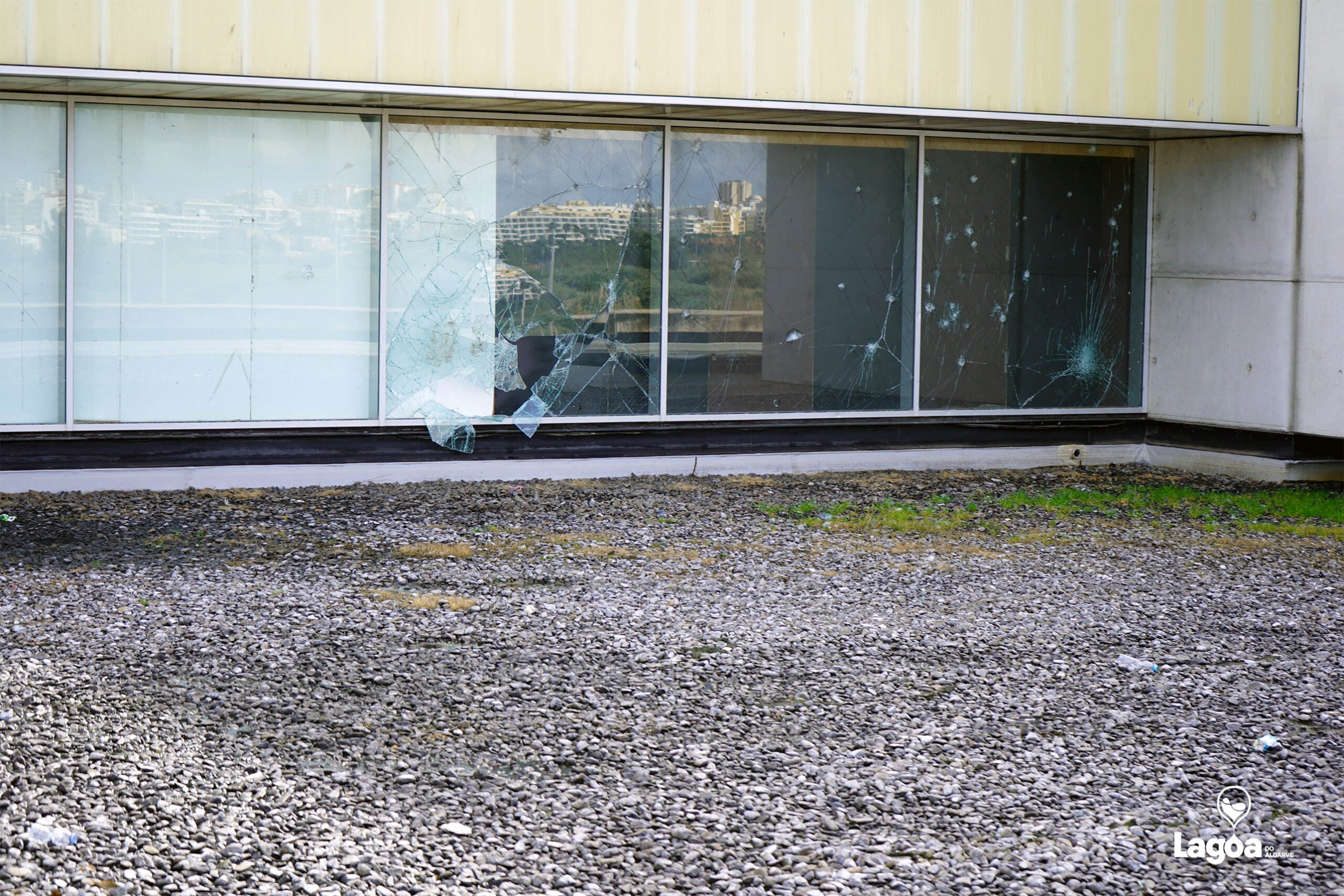 Sul Informação - Lagoa repudia atos de vandalismo no Centro de Congressos do Arade