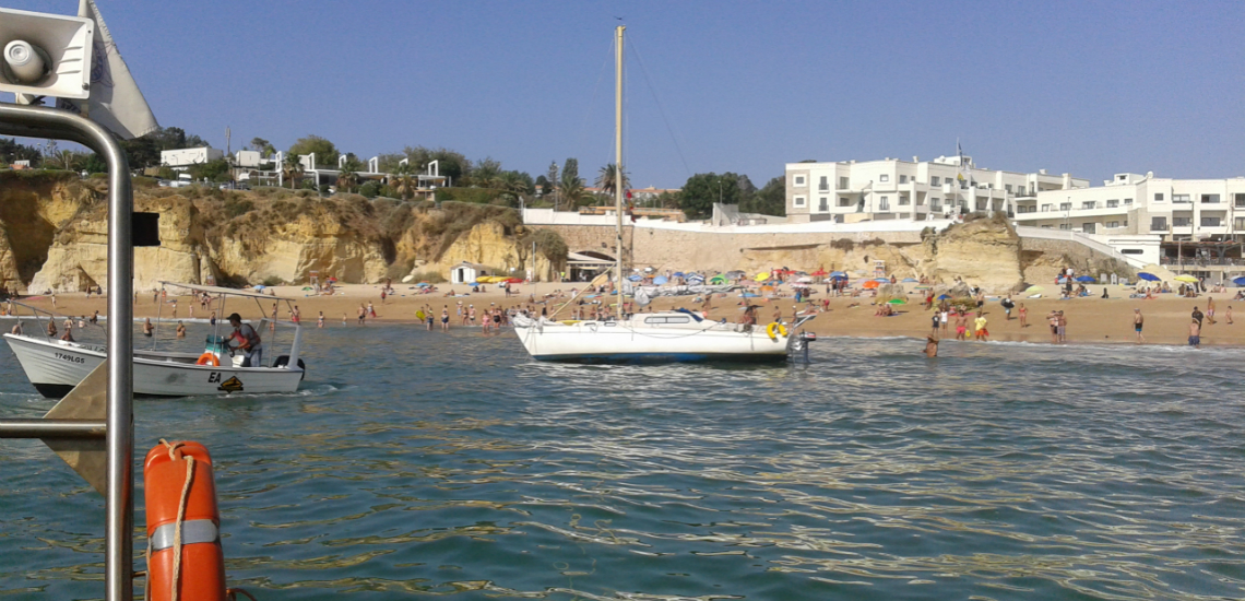 Sul Informação - Veleiro encalha na praia da Batata em Lagos
