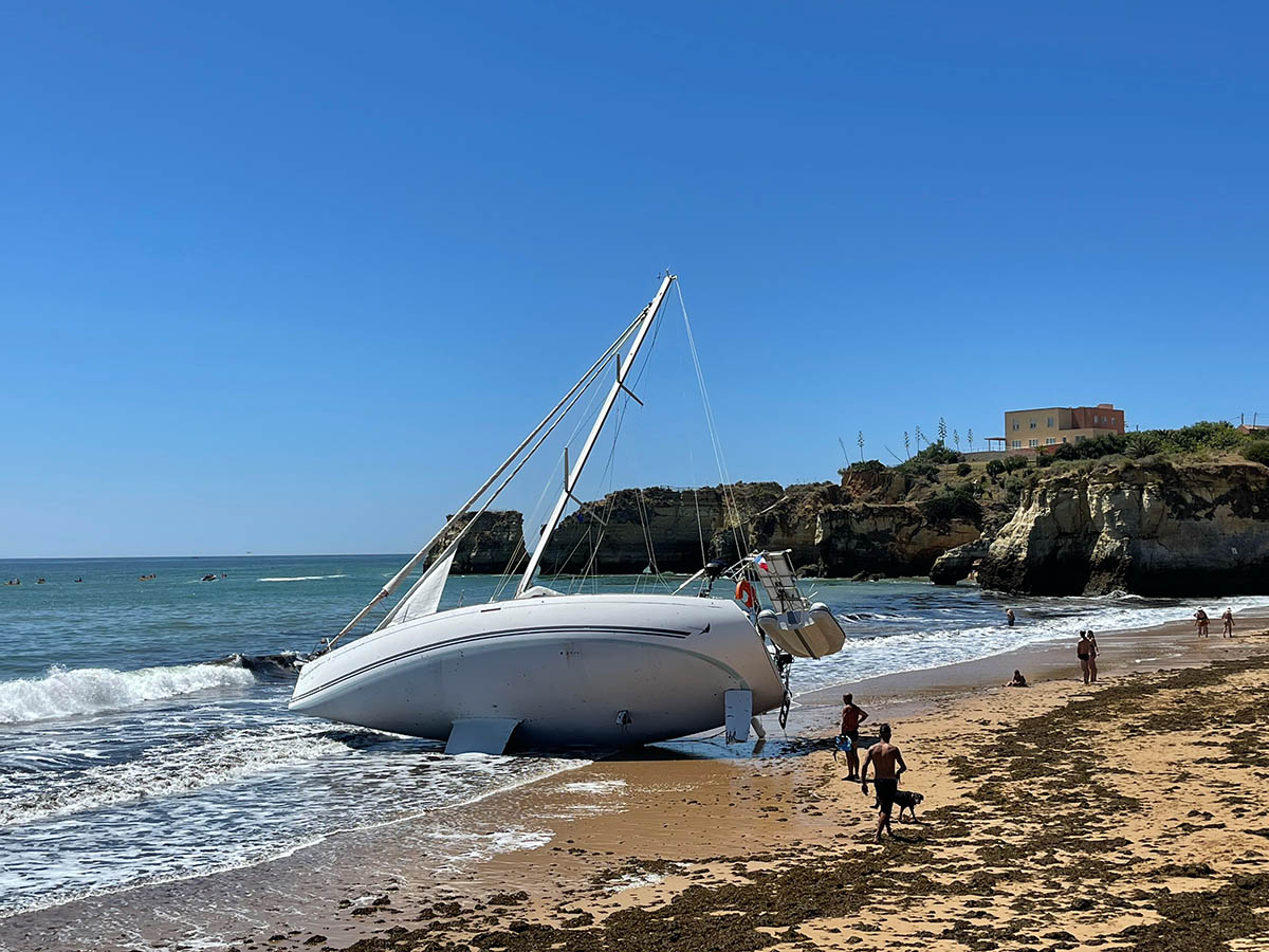 Sul Informação - Lagos: Veleiro francês encalha na praia da Batata