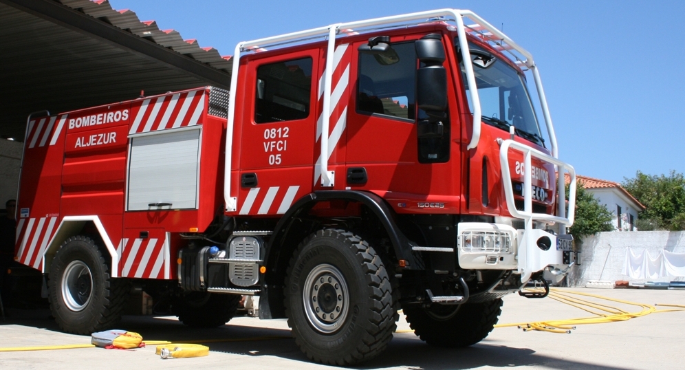 Sul Informação - Aljezur reforça apoio a Bombeiros no âmbito do combate a fogos florestais