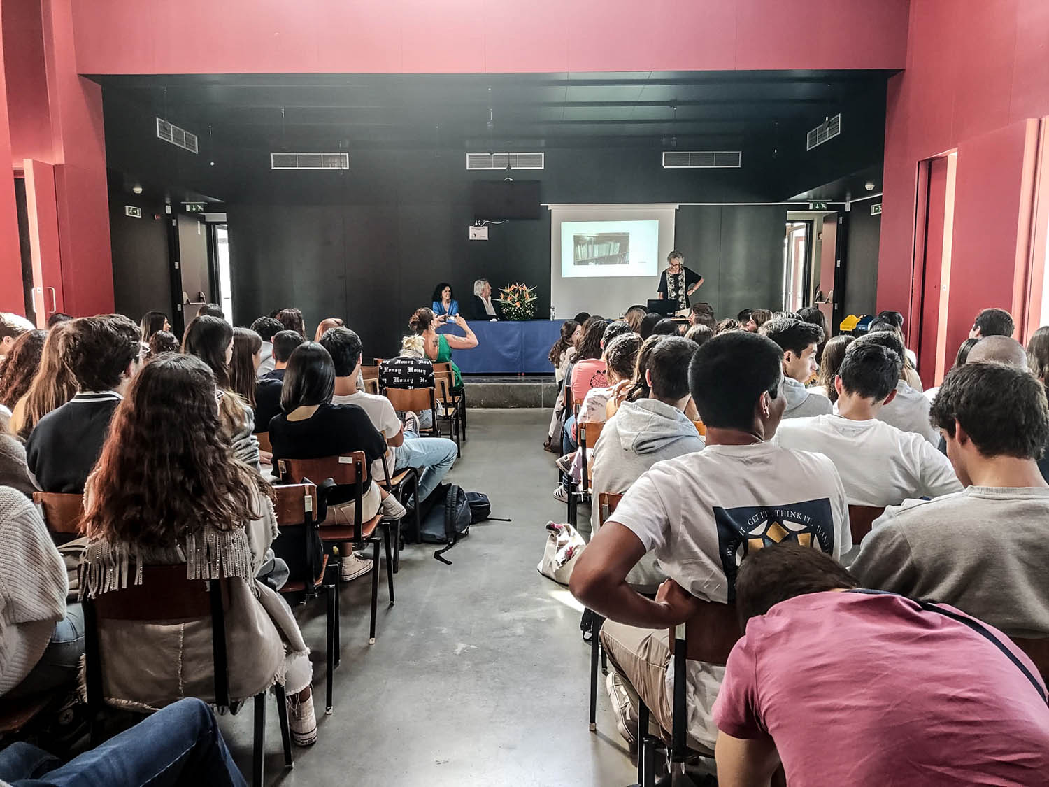 Sul Informação - Violante Saramago Matos fala com alunos de Montemor-o-Novo