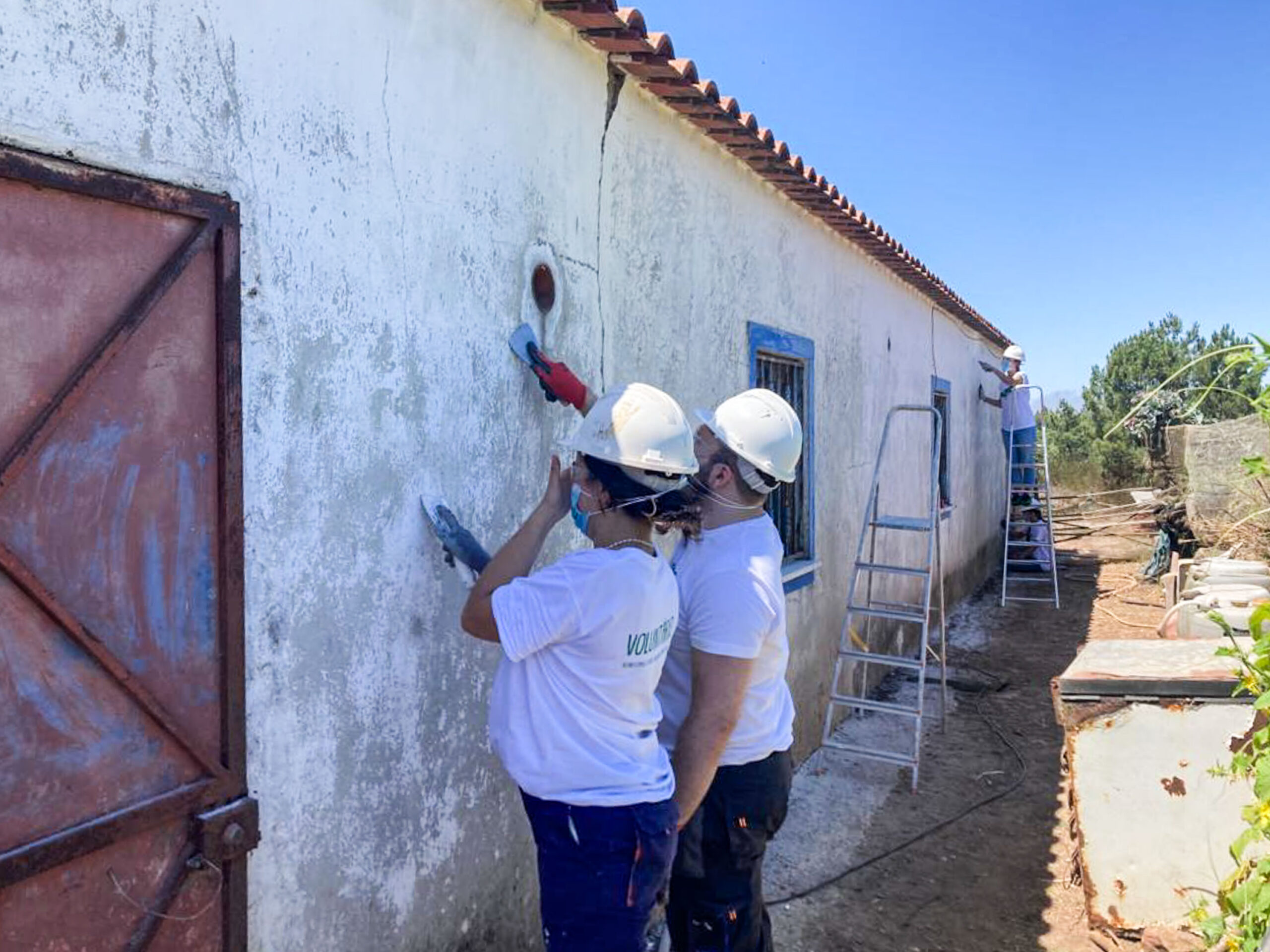 Sul Informação - Jovens voluntários reabilitam casas de pessoas carenciadas em São Teotónio