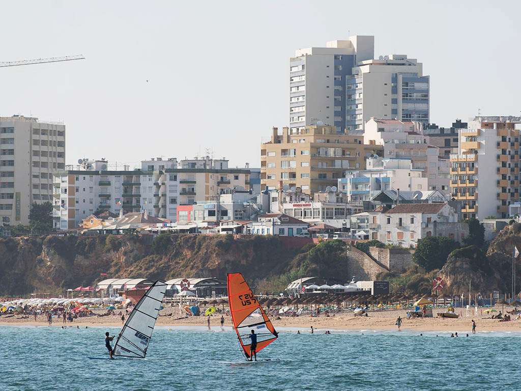 Sul Informação - Melhores windsurfistas do Mundo continuam à espera do vento